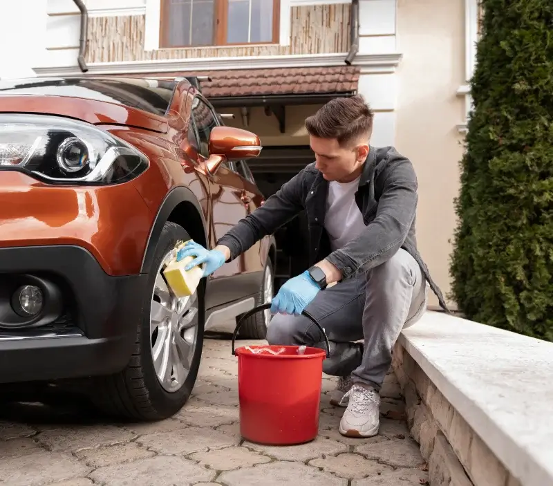 Lavage auto à domicile Saint-Antoine-de-Breuilh : professionnel intervenant sur un véhicule
